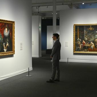 Una persona admira uno de las obras de Rubens expuestas en CaixaForum Barcelona.