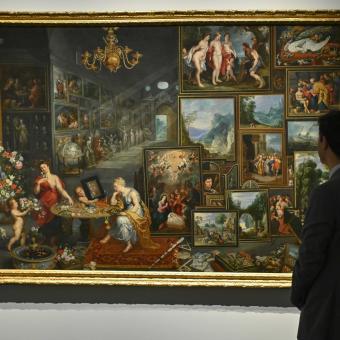 Un hombre frente a una de las obras de la exposición de Rubens en CaixaForum Barcelona.