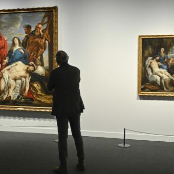 Un visitante de la exposición observando una de las obras de Rubens expuestas en CaixaForum Barcelona.