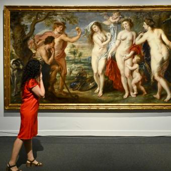 Una mujer admirando la obra «El juicio de Paris» de Rubens en CaixaForum Barcelona..