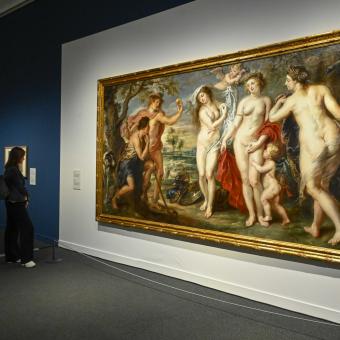 Una mujer admirando la obra «El juicio de Paris» de Rubens en CaixaForum Barcelona.