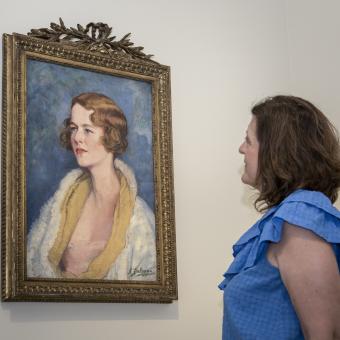Una visitante admira una de las obras de la exposición «Zuloaga/Anglada-Camarasa» en CaixaForum Palma.