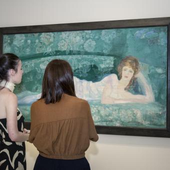 Visitantes observando el «Retrato de Marianne Willumsen» de Hermen Anglada-Camarasa en CaixaForum Palma.