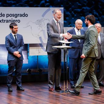 Su Majestad el Rey de España durante el acto de la entrega de Becas de Posgrado de la Fundación ”la Caixa”