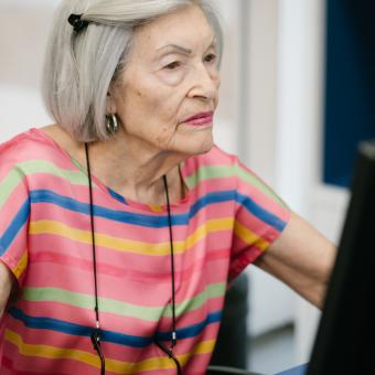 Una senyora fent servir un ordinador.