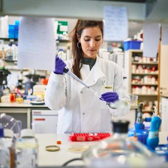 Una dona treballant a un laboratori.