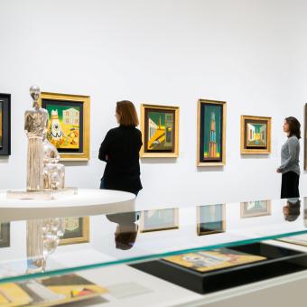 Visitants admirant les obres d'una exposició.