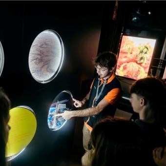 Un educador explica la exposición Extraterrestres, en CosmoCaixa.