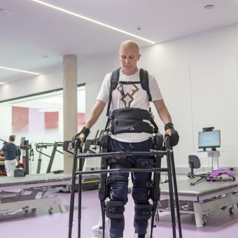 El pacient Rubén Sánchez pot tornar a caminar gràcies a l'exosquelet.