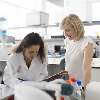 Beatriz Llamusí i una de les treballadores d'ARTHEx al laboratori.