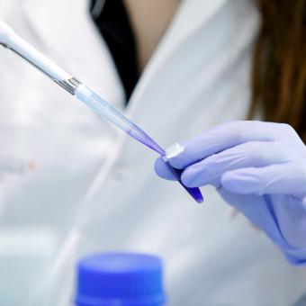 Utilitzación de una pipeta en un laboratorio.