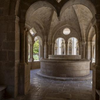 Imatge de l'interior del claustre del Monestir de Santes Creus.