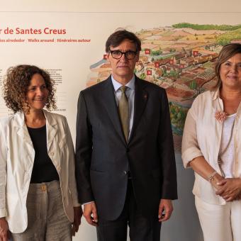 La consellera de Cultura, Sonia Hernández; el presidente de la Generalitat, Salvador Illa; y la directora de CaixaForum Tarragona, Glòria Olivé