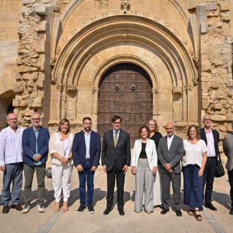 Foto de família de la inauguració de la restauració del Monestir de Santes Creus amb el president de la Generalitat, Salvador Illa; la consellera de Cultura, Sònia Hernández, i la directora de CaixaForum Tarragona, Glòria Olivé