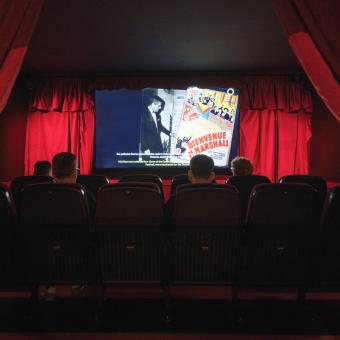 Recreación del Cine Atlántico en la exposición «Interior Berlanga» en CaixaForum Sevilla.