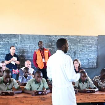 Visita del equipo ProFuturo a una escuela en Ruanda. 