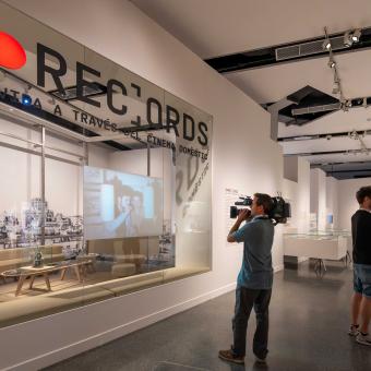 Entrada general de l'exposició «[Rec]ords. La vida a través del cinema doméstico» a CaixaForum València.
