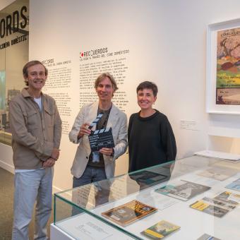 El comissari Efrén Cuevas; el director de CaixaForum València, Álvaro Borrás, i la comissària Núria F. Rius a la presentació de l'exposició «[Rec]ords. La vida a través del cinema domèstic» a CaixaForum València.