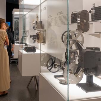 Visitants a l'exposició «[Rec]ords. La vida a través del cinema domèstic» a CaixaForum València.