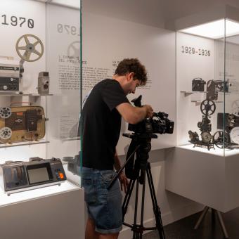 Càmera a l'exposició «[Rec]ords. La vida a través del cinema domèstic» a CaixaForum València.