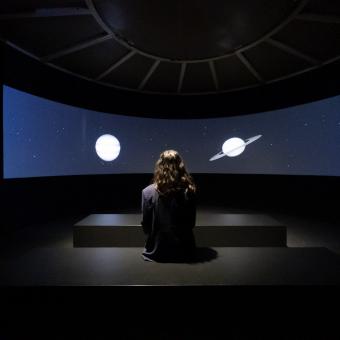 El evocador espacio final de la exposición nos habla de la música de las esferas.