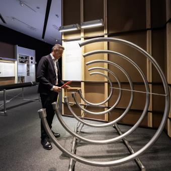 Un visitante juega con un elemento interactivo de la muestra en CaixaForum Zaragoza.