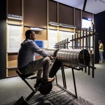 Un visitante prueba la 'composing machine' en la exposición «Música y matemáticas» en CaixaForum Zaragoza.