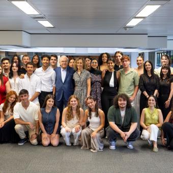 El presidente de la Fundación ”la Caixa”, Isidro Fainé, se ha reunido con los becados de grado de la convocatoria de 2023.