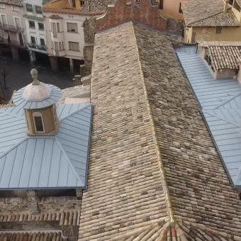 L'església de Santa Maria de la Plaça Sanaüja vista des de dalt.
