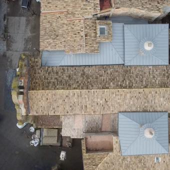 L'església de Santa Maria de la Plaça Sanaüja vista des de dalt.