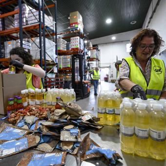 Voluntarias durante la campaña de recaudación de alimentos básicos.