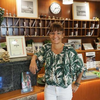 Flora Parés va començar a treballar a l'Hotel Bell Repòs com a cap de recepció l'any 2023.
