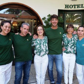 D'esquerra a dreta, alguns treballadors de l'hotel Bell Repòs, Lorena Loggia, Ferran Colls, Susanna Bartomeu, Juan Camelio, Flora Parés i Saida Benhmed.