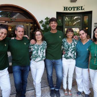 Els empleats de l'hotel Bell Repòs, Lorena Loggia, Ferran Colls, Susanna Bartomeu, Juan Camelio, Flora Parés, Saida Benhmed juntament amb la directora de l'hotel, Sonia Joanals.