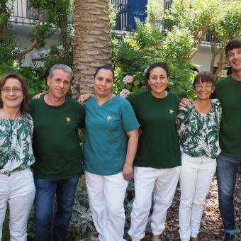D'esquerra a dreta, alguns dels treballadors de l'hotel Bell Repòs, Susanna Bartomeu, Ferran Colls, Saida Benhmed, Lorena Loggia, Flora Parés i Juan Camelio.