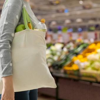 Reduir el consum de carn i lactis i evitar el malbaratament alimentari podria disminuir fins a un 35% l'impacte ambiental i en la salut.