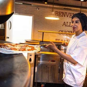 Atika ha encontrado trabajo de cocinera en el restaurante Ginos de Toledo a través de Incorpora.