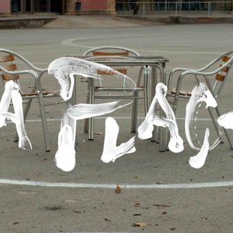 Imatge de la sèrie "La Plaça", impulsada pel Teatre Lliure i CaixaForum+.