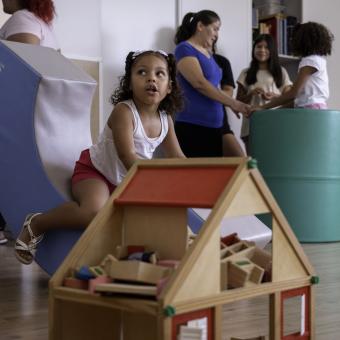 La hija pequeña de los Villalba jugando en las instalaciones de Redes Cooperativa.