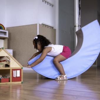 Una niña jugando.