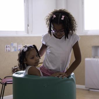 Dos hermanas jugando juntas. 