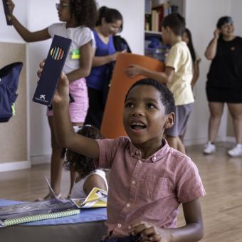 El hijo pequeño de Estefanía descubriendo el kit de material escolar entregado.