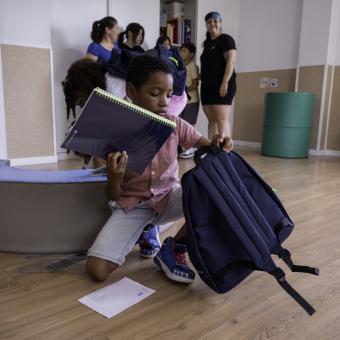 Una de las hijas de Estefanía admirando su nuevo material escolar.