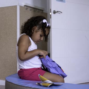 Una de las hijas de Estefanía admirando su nuevo material escolar.