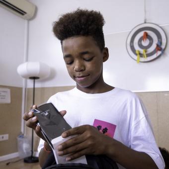 Uno de los hijos de la familia Villalba con su nueva calculadora.
