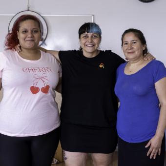 Estefanía y Elisabeth con la técnica de Redes, Beatriz.