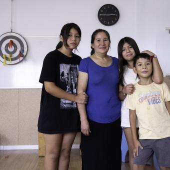 Elisabeth Ayala con tres de sus cuatro hijos, Nayeli, Sofía y Jerome.