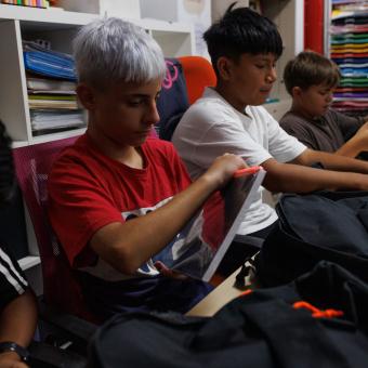 El programa pretende reforzar las competencias escolares, mejorar la autoestima, potenciar la autonomía en el aprendizaje y contribuir a la inclusión social de los niños, niñas y jóvenes que más lo necesitan. 