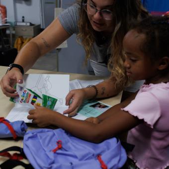 El acompañamiento se realiza a través de una red de más de 400 entidades sociales de todo el país en colaboración con centros educativos y administraciones públicas.