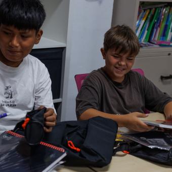 Con motivo de la vuelta al cole, el programa incluye también la entrega de kits de material escolar adaptados a las diferentes etapas educativas con el objetivo de aliviar el gasto familiar.